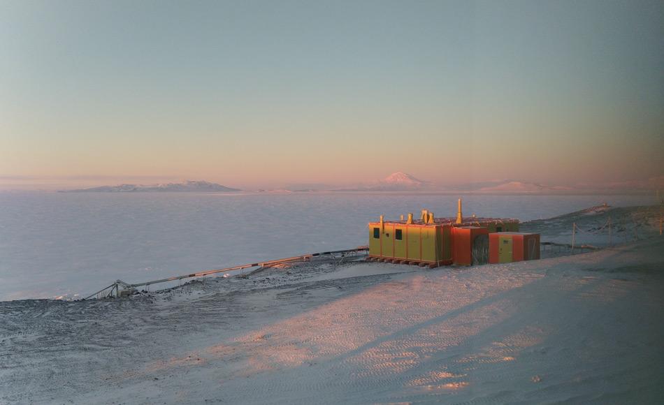 Die HÃ¼tte der Trans-Antarktis Expedition (TAE) wurde von einem Team unter Sir Edmund Hillary im Jahr 1957 gebaut. Von hier brach Hillary spÃ¤ter zur historischen Expedition zum SÃ¼dpol auf. Die HÃ¼tte wurde jetzt in den ursprÃ¼nglichen Farben restauriert. (Bild: Tim McPhee)