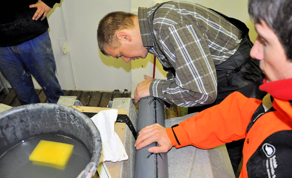 Dr. Claus-Dieter Hillenbrand und Dr. James Smith (beide BAS) analysieren einen Bohrkern an Bord der Polarstern. Die Proben wurden erst jetzt analysiert und evaluiert. Bild: James Smith / BAS