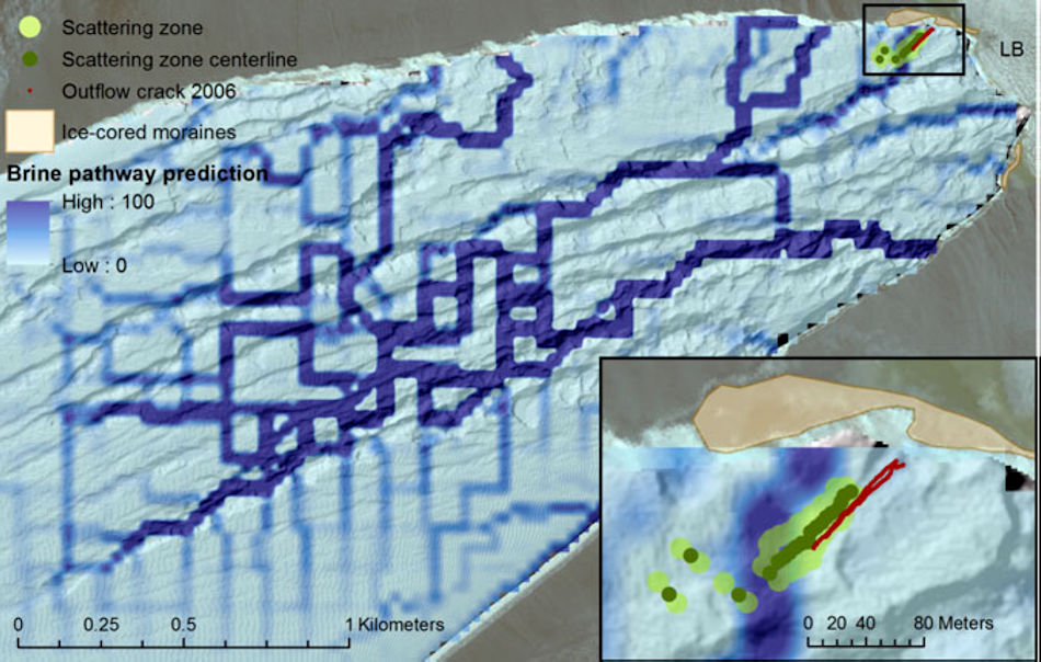 Die salzhaltige, matschige Lake wird durch den Druck durch den Gletscher getrieben, bis sie als Wasserfall an der Oberkante austritt und hinunterfliesst. Die Grafik zeigt die Kanäle, die mithilfe der Radiowellen, entdeckt wurden. Bild: Badgeley et al.