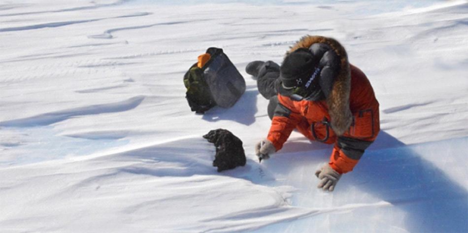Vorsichtig wird der kostbare Fund im Eis untersucht und angeschrieben, bevor aus dem Eis geborgen wird. ((Foto: International Polar Foundation/Vinciane Debaille)