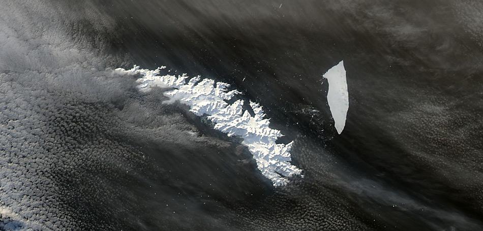 Der Eisberg A-38B war einst Teil des noch grösseren A-38, der 1998 vom Ronne-Eisschelf an der antarktischen Küste abgebrochen war und vor seiner Reise durch den Ozean noch in zwei Teile zerfiel, bevor er 2004 bei South Georgia strandete.