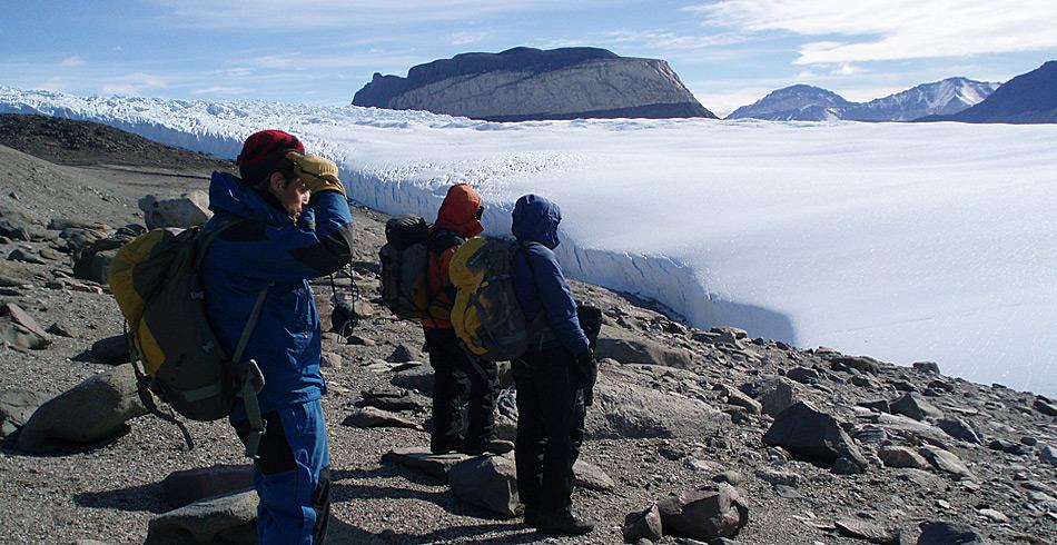 Das Forschungsteam steht an der Seite des Taylorgletschers © Christo Buizert