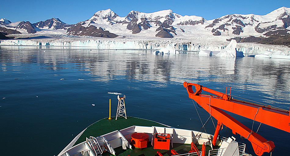 Die «Polarstern» am Nordenskjöld Gletscher in der Cumberland Bay in Südgeorgien. Die Gletscher Süd-Georgiens haben am Meeresgrund tiefe Tröge ausgeschabt. Dort sammeln sich jene Sedimente, in denen sich das Methan bildet. Foto: Thomas Ronge, AWI