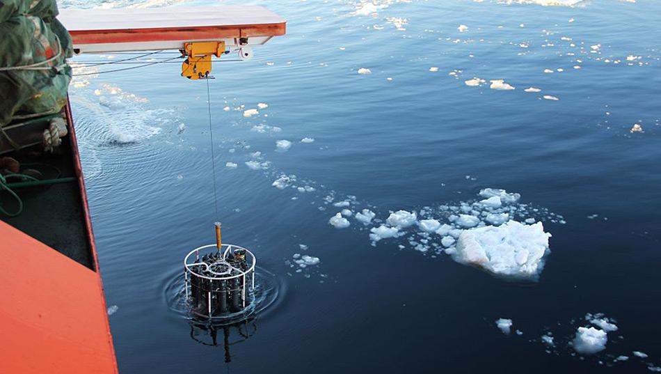 Eines der benutzten Werkzeuge, der CTD Profiler, wird zur Messung von Leitfähigkeit, Temperatur und Tiefe genutzt. Photo: Steve Rintoul