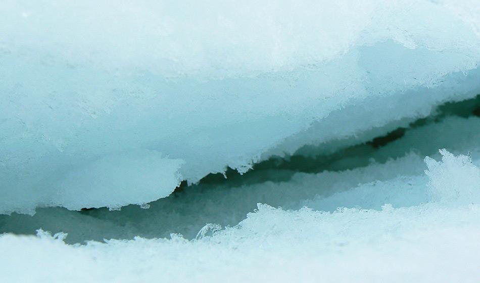 Die Farbe von Eis ergibt sich aus der Dicke des Eises und der Menge an Luft, die zwischen den Eiskristallen gefangen ist. Foto: Katja Riedel