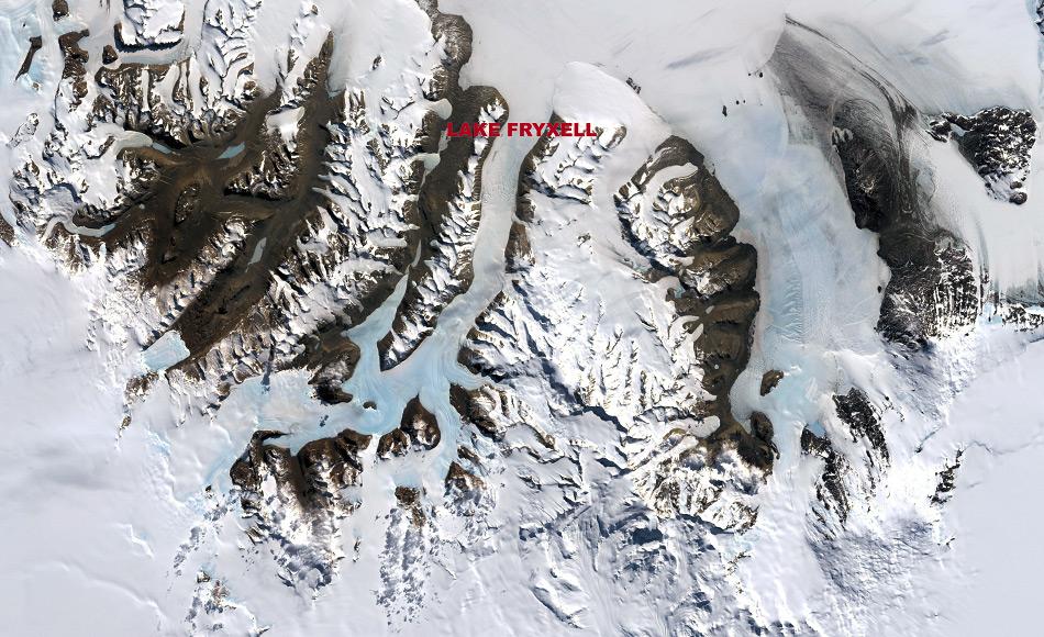 Eines der wenigen Gebiete der Antarktis, das nicht unter tausende von Metern von Eis begraben ist, sind  die McMurdo Trockentäler, die auf diesem Satellitenbild zu sehen sind. Während weniger Wochen im Sommer sind die Temperaturen warm genug um Gletschereis zu schmelzen, das sich in Flüssen sammelt und Süßwasserseen speist, die sich im niederen Bereich der Trockentäler befinden. Unter einer Eisschicht bleiben diese Seen ganzjährig flüssig und beherbergen Bakterien-Kolonien und Phytoplankton. Dieses Bild wurde vom Landsat 7 Satelliten am 18. Dezember 1999 aufgenommen. (Bild: Robert Simmon /NASA GSFC Oceans and Ice Branch / Landsat 7 Science Team)