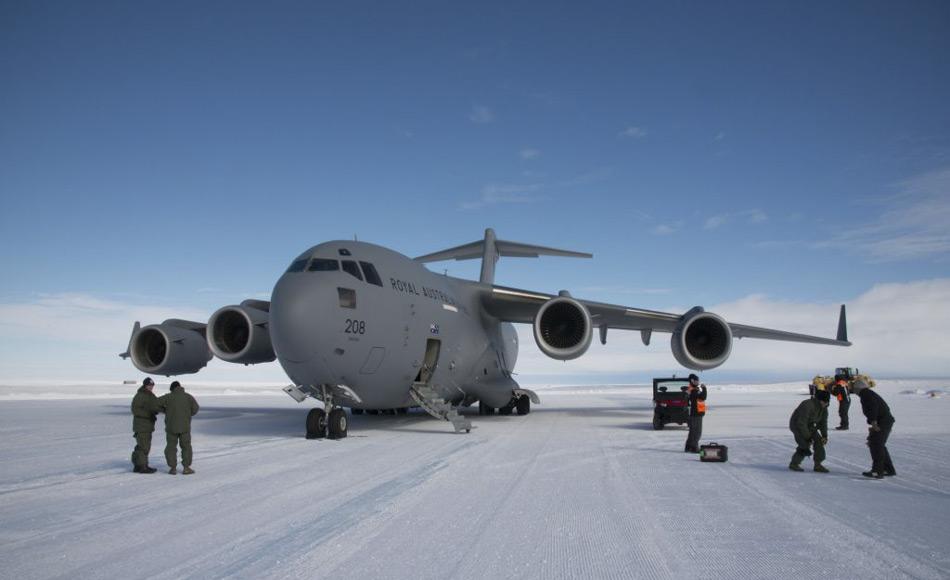 Das Transportflugzeug der Königliche australische Luftwaffe (RAAF) der C-17A Globemaster III transportiert Krill in viereinhalb Stunden vom Wilkins Flugfeld nach Hobart in Tasmanien. (Foto: Glenn Jacobson)