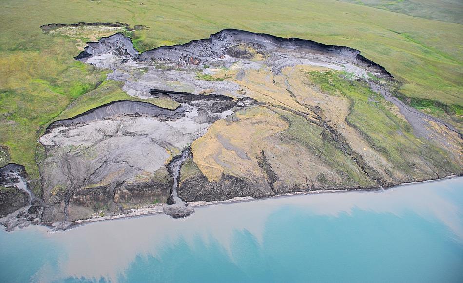 Erodierende Steilküste der arktischen Permafrost-Insel Herschel Island, Yukon Kanada. Überall dort, wo das Eis im Boden taut, rutschen Grassoden, Humusschicht und Lockergestein als Schlammlawine Richtung Meer. Foto: Michael Krautblatter
