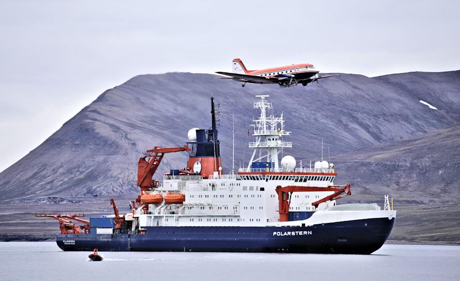 Das Forschungsfluzeug Polar 5 überfliegt das Forschungsschiff Polarstern bei einem Zwischenstopp auf Spitzbergen. Foto: Alfred-Wegener-Institut / Thomas Krumpen