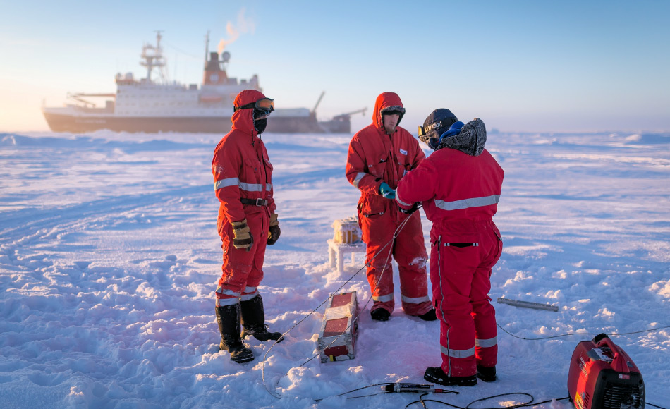 Wissenschaftler des AWI nahmen Eisproben um die Dicke und die Eiskonsistenz zu untersuchen. Ihr Modell zur Ausdehnung zeigt sich ziemlich akkurat. Bild: Stefan Hendricks