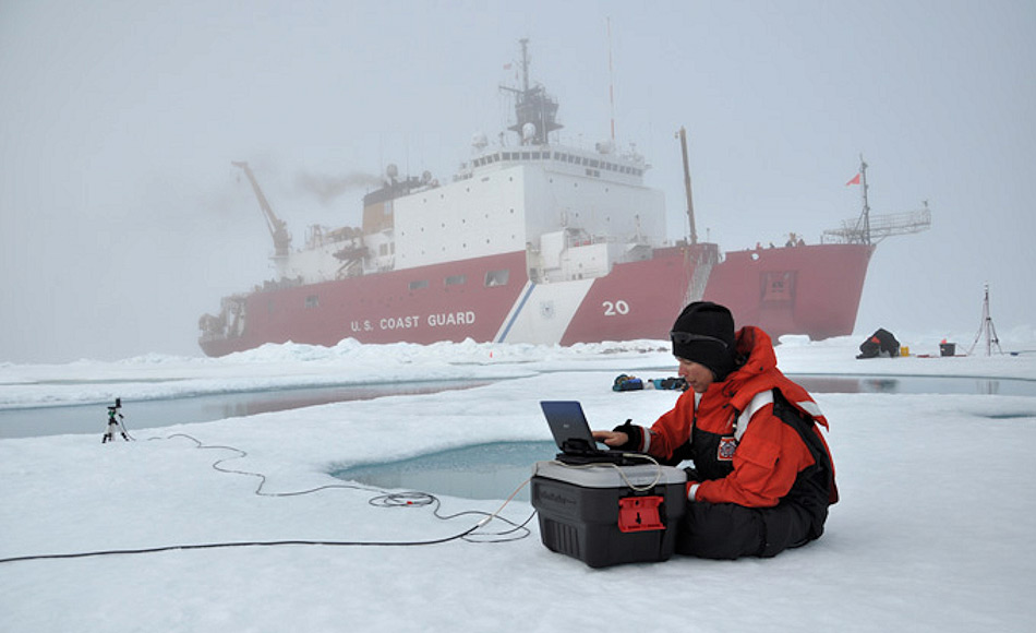 Die ausgesetzten Bojen, die im arktischen Ozean treiben und die wertvollen Daten geliefert hatten, stammten von einem Projekt der Universität Washington. Mit den neuen, verbesserten Daten konnte gezeigt werden, dass das arktische Meereis fünfmal schneller abschmolz, als irgendwo sonst auf der Welt. Bild: Ignatius Rigor, University of Washington