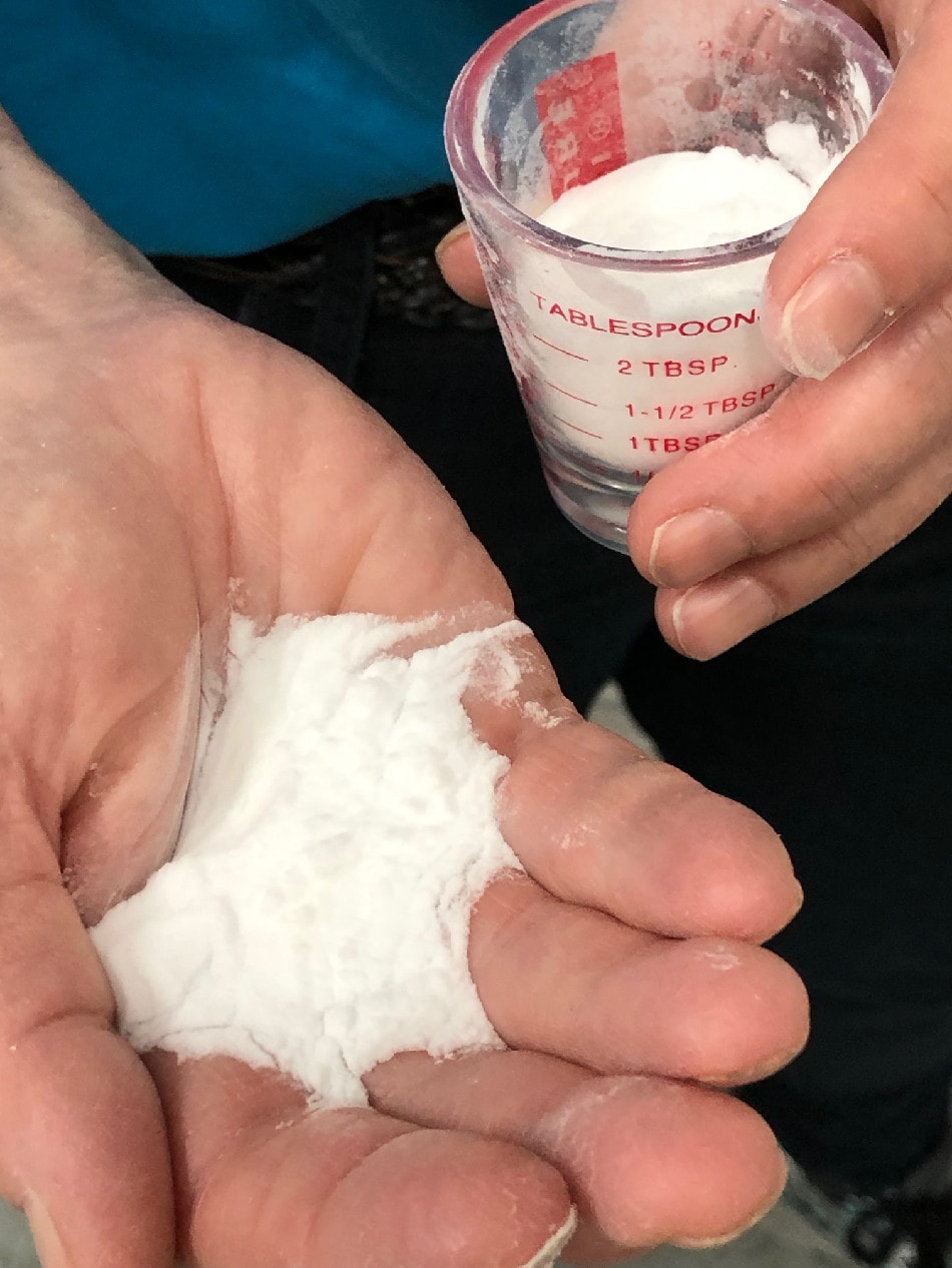 Die Glaskügelchen sollen das Meereis schützen indem sie die Sonnenstrahlen reflektieren. (Foto: Ice911 Research)