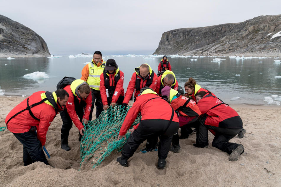 Aufräumarbeiten können sehr anstrengend sein. Einige Netze sind so tief eingegraben, dass es viel Kraft kostet, sie zu entfernen. (Foto: Chelsea Claus, Hurtigruten)