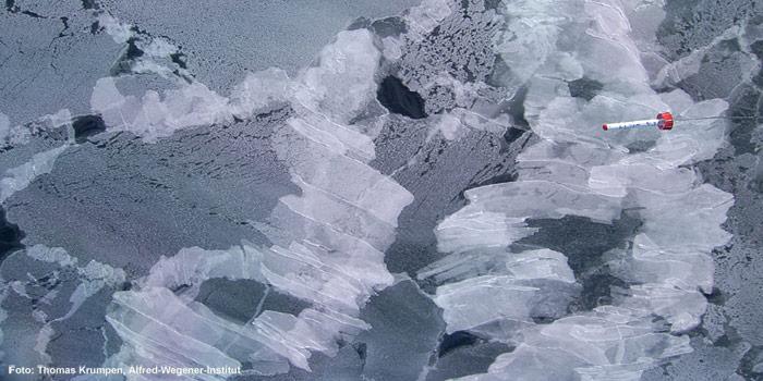 Der EM-Bird über dünnem Eis: Die Abbildung wurde von einer Luftbildkamera gemacht, die im Hubschrauber vorab installiert wurde. Sie zeigt den EM-Bird, der in 15 Metern Höhe über einer zusammen geschobenen Dünneisfläche hängt, die etwa zehn Zentimeter dick ist.