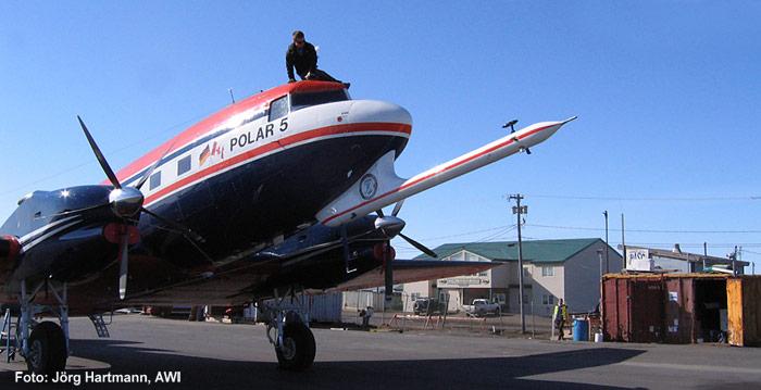 Im Tiefflug wird das Forschungsflugzeug zur Todesfalle für so manches Insekt. Aus diesem Grund putzt der erste Offizier Dereck Peterson nach jedem Messtag die Windschutzscheibe der Polar 5