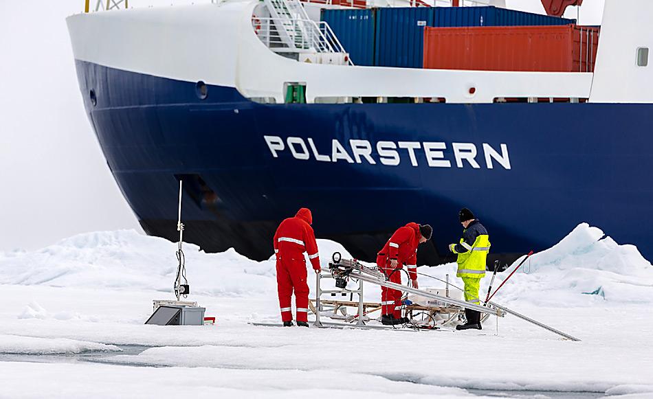 Installation von Untereissensoren bei einer Eisstation. Foto: AWI, Stefan Hendricks