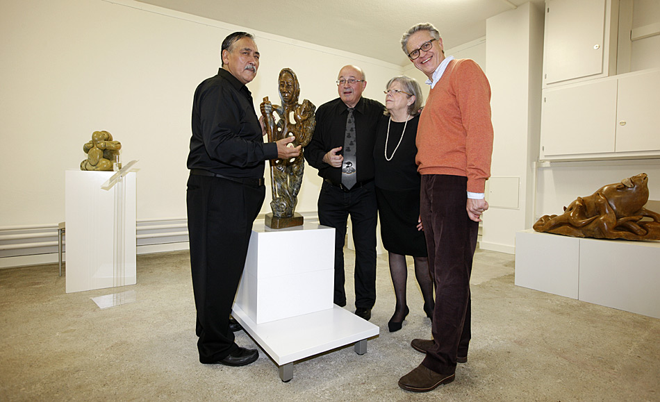 Gespannt hören Perter Cerny. Martha Cerny und der Klimaforscher Prof. Dr. Thomas Stocker v.l.n.r. zu wie die Kunstwerke entstanden sind und was der Künstler damit sagen will.