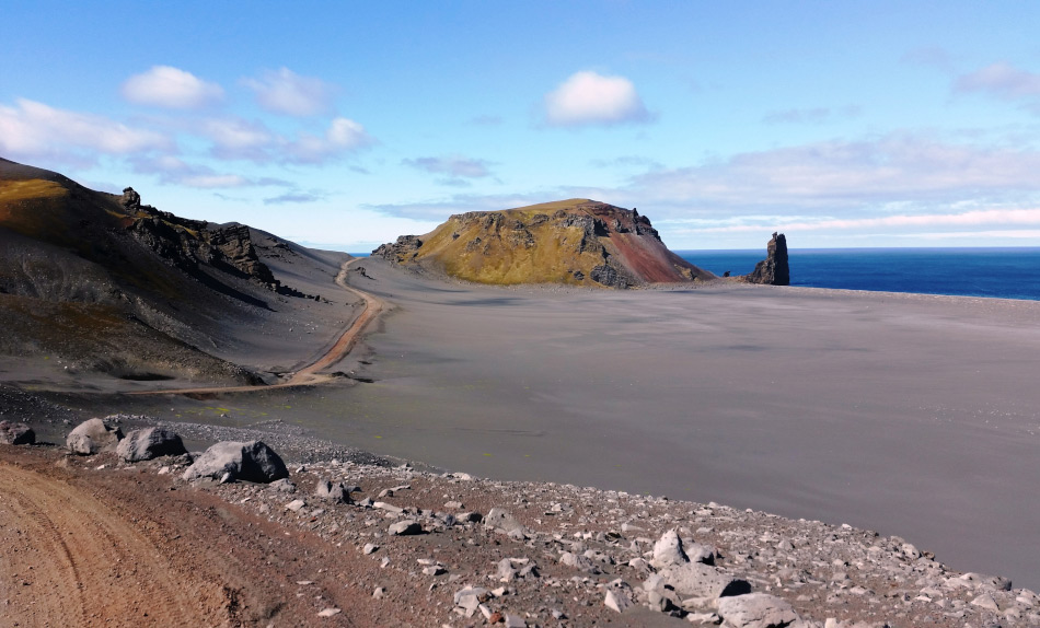 Die Insel Jan Mayen liegt zwischen Island und Svalbard. Sie wird häufig von Kreuzfahrtschiffen auf deren Weg von und nach Island gekreuzt und ist sehr abgelegen. Bild: Ilja Leo Lang