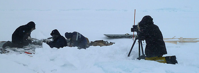 Werner Breiter bei Dreharbeiten am Nordpol bei einer Temperatur von -34Â° Celsius und arktischem Sturm.